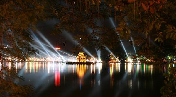 Hồ Hoàn Kiếm rực sáng trong đêm