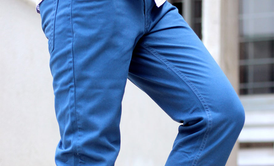 Chàng hóa “mỹ nam” với quần kaki màu