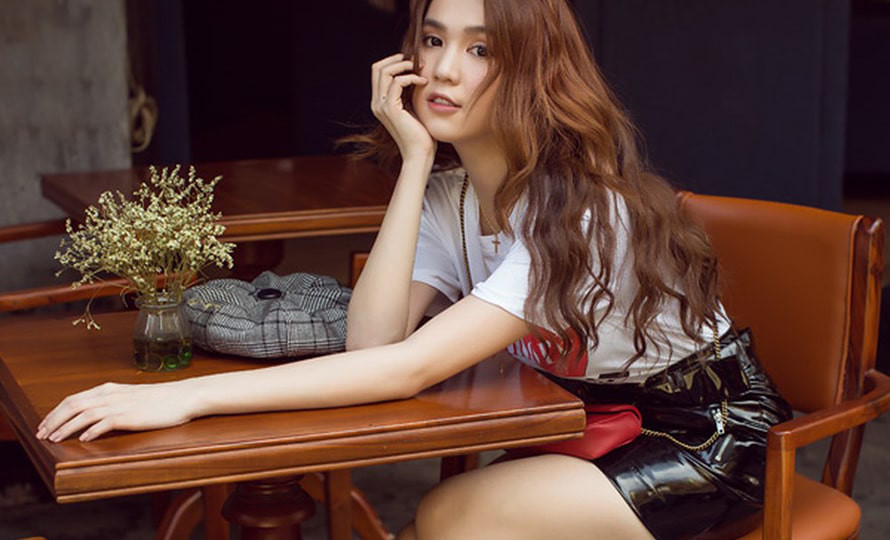 Ngọc Trinh diện quần siêu ngắn dự thời trang